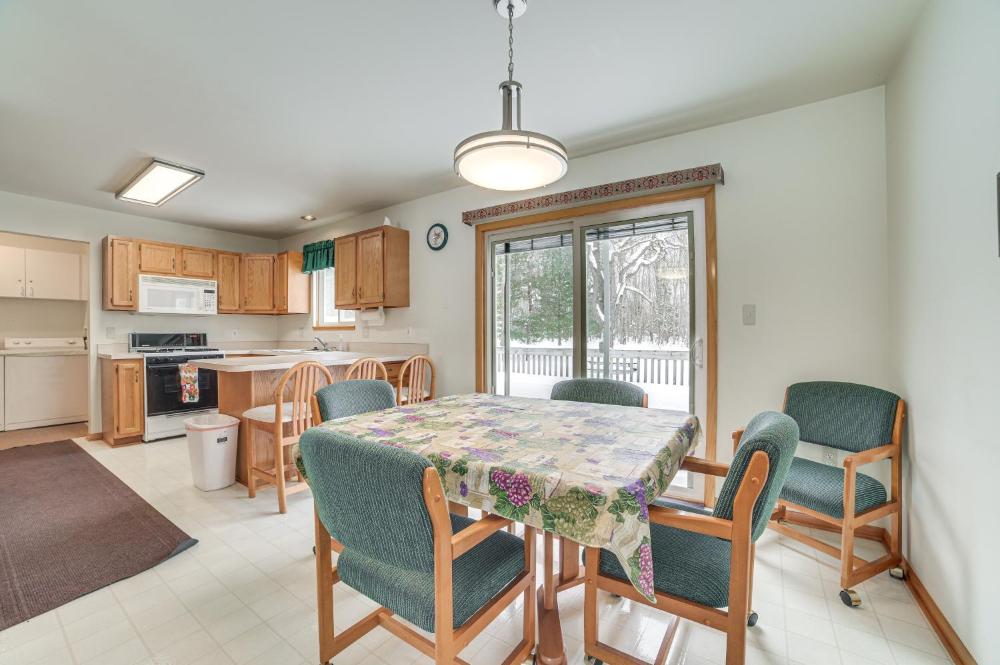 Cozy Mancelona Home Ski, Golf and Snowmobile!